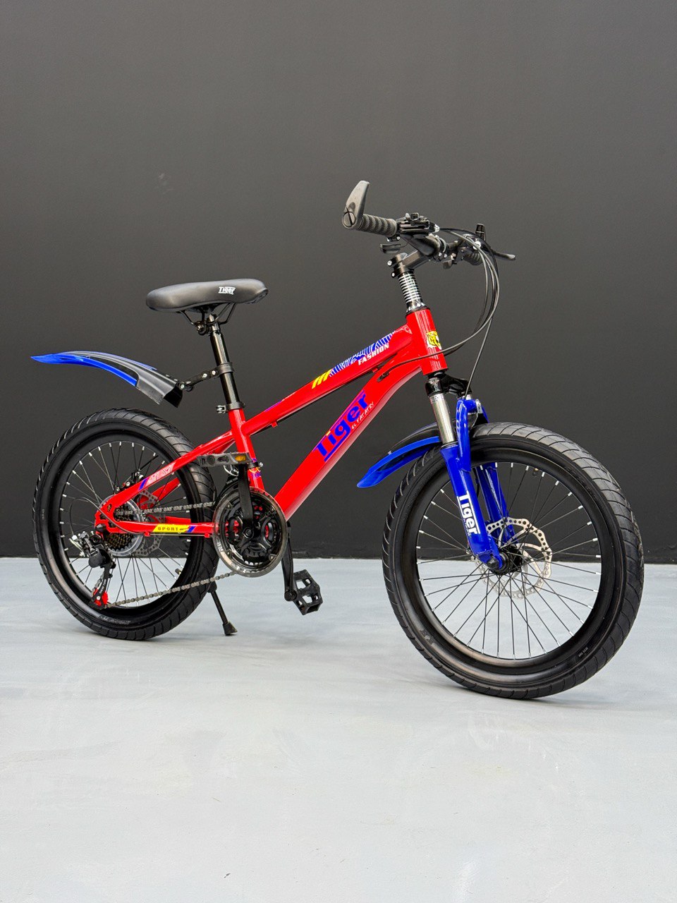 Kids Mountain Bike 20 Inch – 21 Speed – Disc Brakes – Front Suspension – 3.00 Wide Tires – Suitable for Ages 6-12 Red