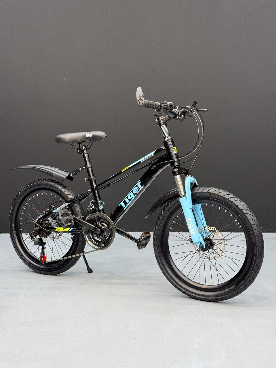 Kids Mountain Bike 20 Inch – 21 Speed – Disc Brakes – Front Suspension – 3.00 Wide Tires – Suitable for Ages 6-12 Black