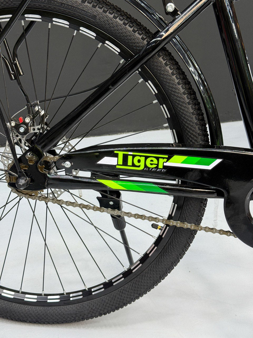 26 Inch Multi-Purpose Bicycle – Disc Brakes – Front Suspension – Front Basket & Rear Carrier – Metal Mudguards – Suitable for 150–180 cm Height Green