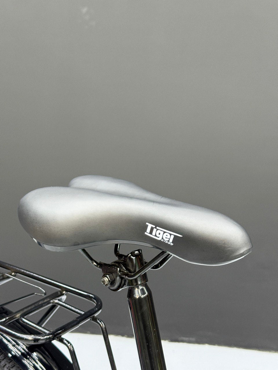 26 Inch Multi-Purpose Bicycle – Disc Brakes – Front Suspension – Front Basket & Rear Carrier – Metal Mudguards – Suitable for 150–180 cm Height Green