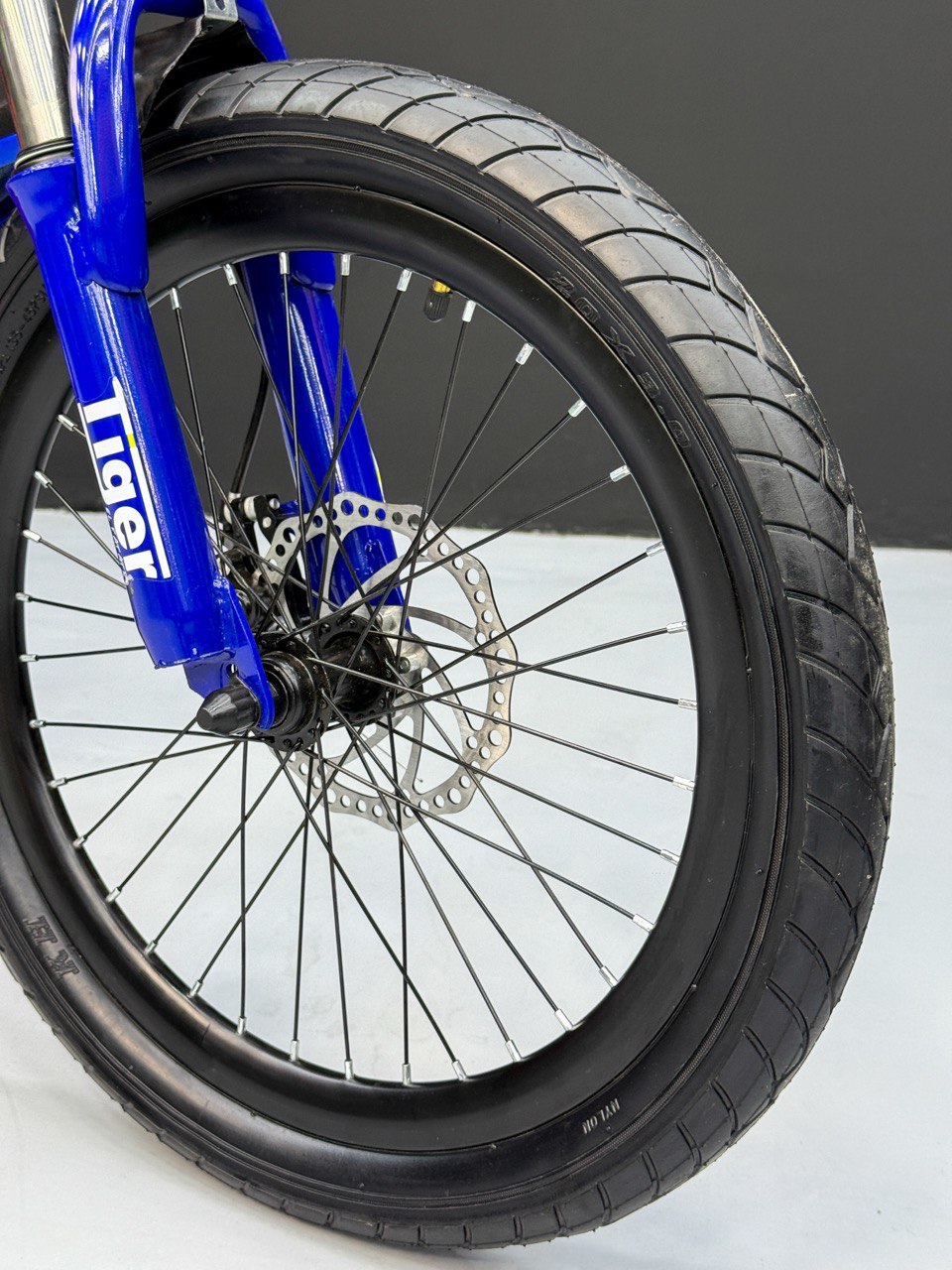 Kids Mountain Bike 20 Inch – 21 Speed – Disc Brakes – Front Suspension – 3.00 Wide Tires – Suitable for Ages 6-12 Red