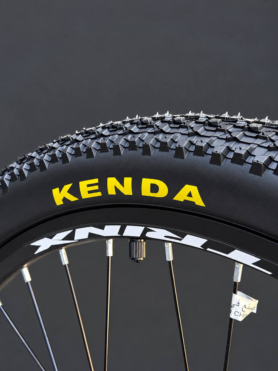 دراجة جبلية Trinx M007 مقاس 26 بوصة، إطار ألمنيوم، ناقل حركة Shimano بسرعة 21 سرعة، نظام تعليق أمامي قابل للقفل، فرامل قرص ميكانيكية 160 مم