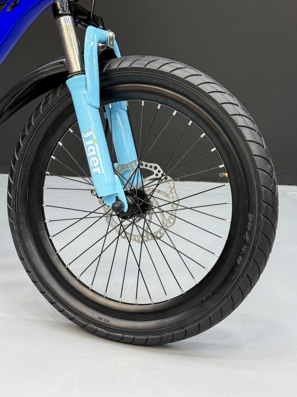 Kids Mountain Bike 20 Inch – 21 Speed – Disc Brakes – Front Suspension – 3.00 Wide Tires – Suitable for Ages 6-12 Blue