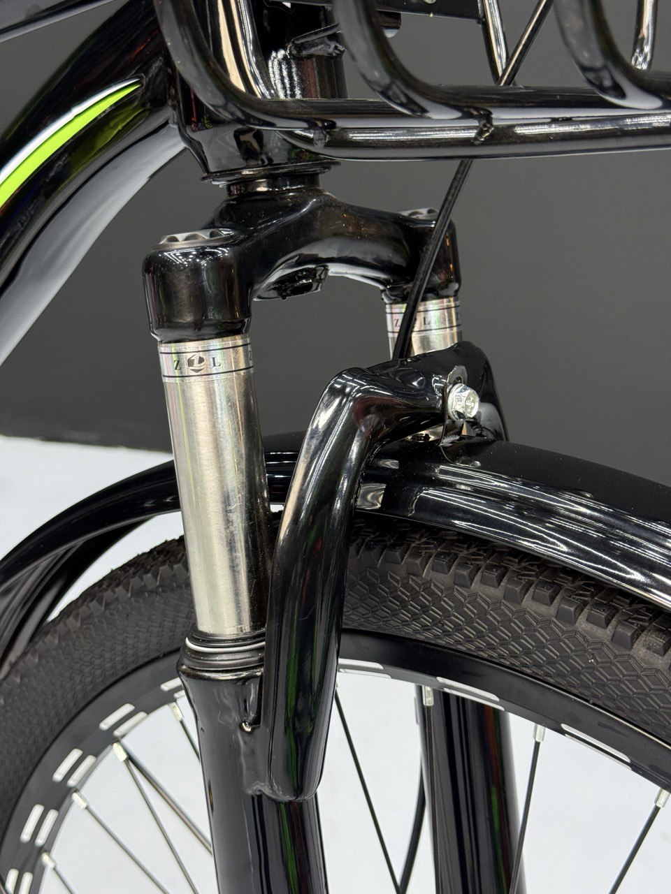 26 Inch Multi-Purpose Bicycle – Disc Brakes – Front Suspension – Front Basket & Rear Carrier – Metal Mudguards – Suitable for 150–180 cm Height Green