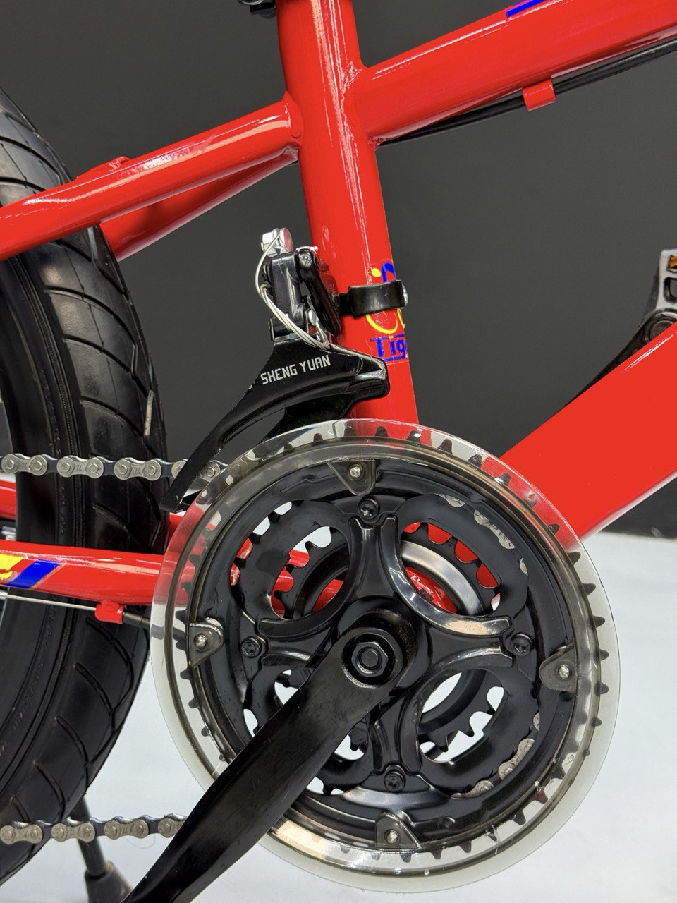 Kids Mountain Bike 20 Inch – 21 Speed – Disc Brakes – Front Suspension – 3.00 Wide Tires – Suitable for Ages 6-12 Red