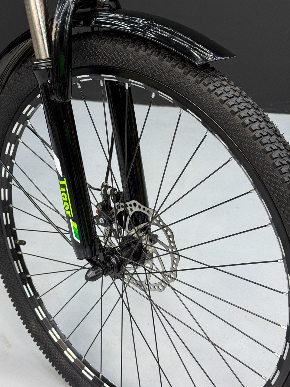 26 Inch Multi-Purpose Bicycle – Disc Brakes – Front Suspension – Front Basket & Rear Carrier – Metal Mudguards – Suitable for 150–180 cm Height Green