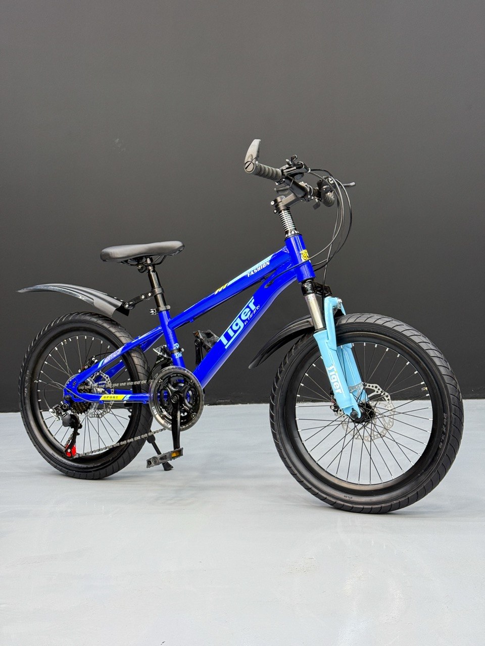 Kids Mountain Bike 20 Inch – 21 Speed – Disc Brakes – Front Suspension – 3.00 Wide Tires – Suitable for Ages 6-12 Blue