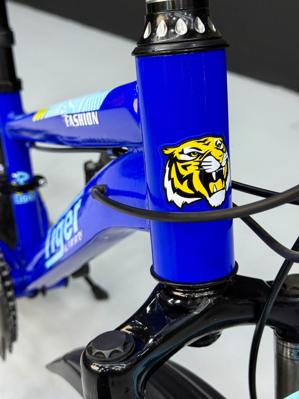 Kids Mountain Bike 20 Inch – 21 Speed – Disc Brakes – Front Suspension – 3.00 Wide Tires – Suitable for Ages 6-12 Blue