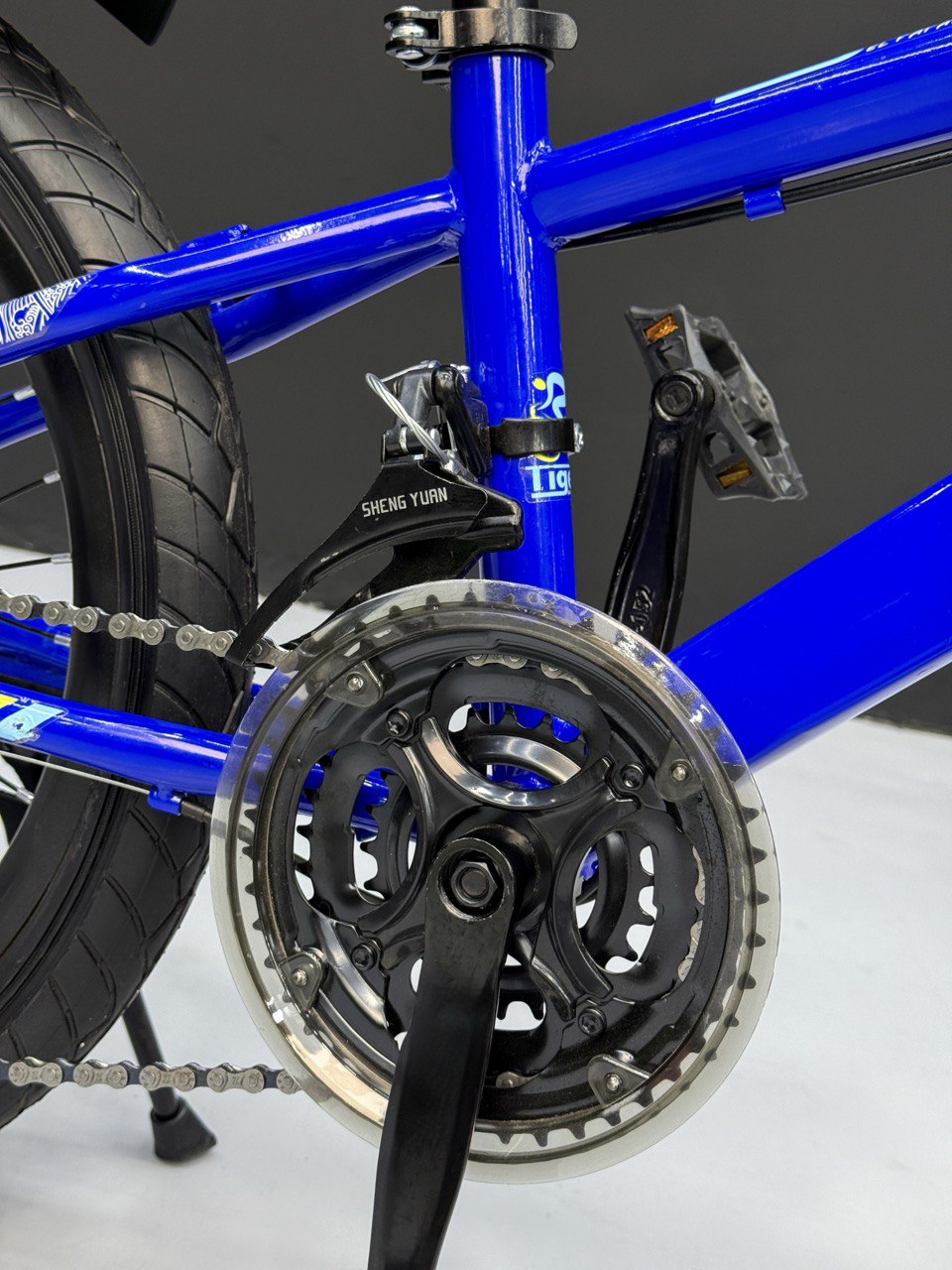 Kids Mountain Bike 20 Inch – 21 Speed – Disc Brakes – Front Suspension – 3.00 Wide Tires – Suitable for Ages 6-12 Blue