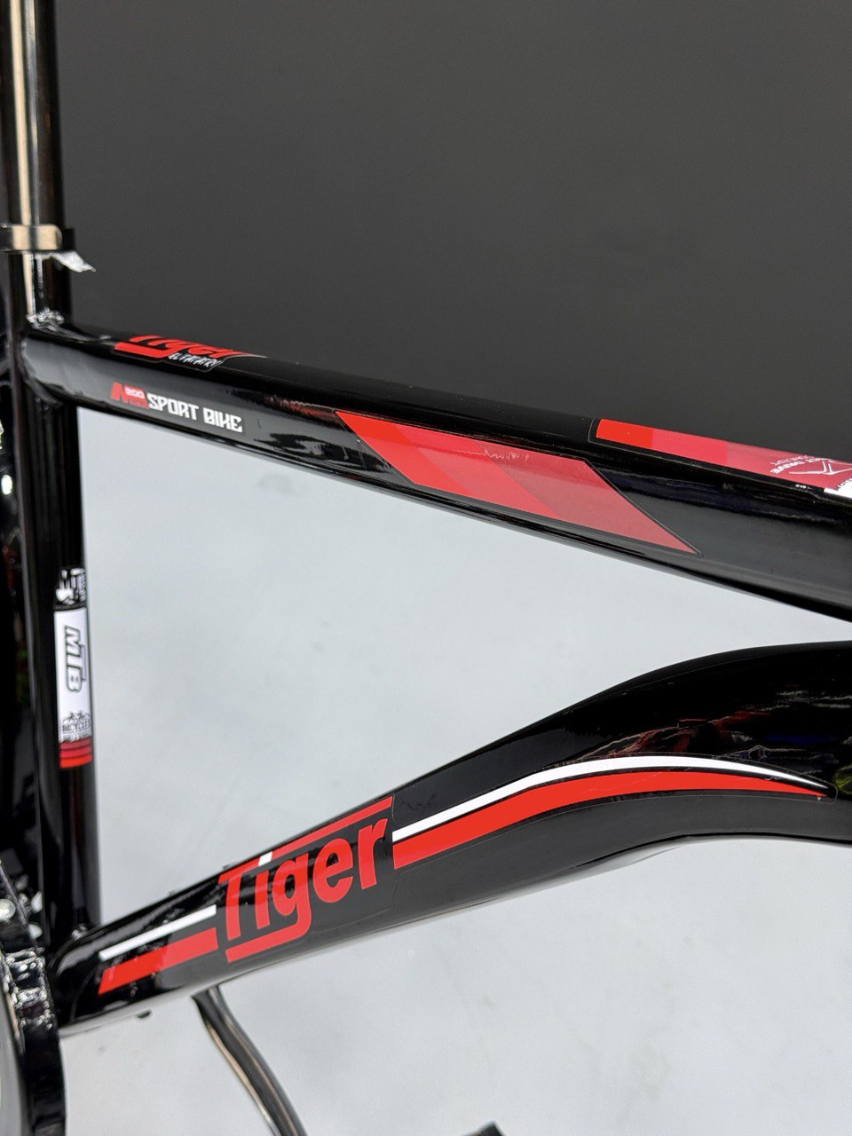 26 Inch Multi-Purpose Bicycle – Disc Brakes – Front Suspension – Front Basket & Rear Carrier – Metal Mudguards – Suitable for 150–180 cm Height Red