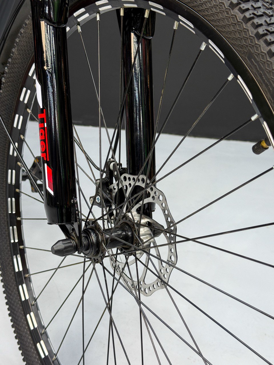 26 Inch Multi-Purpose Bicycle – Disc Brakes – Front Suspension – Front Basket & Rear Carrier – Metal Mudguards – Suitable for 150–180 cm Height Red