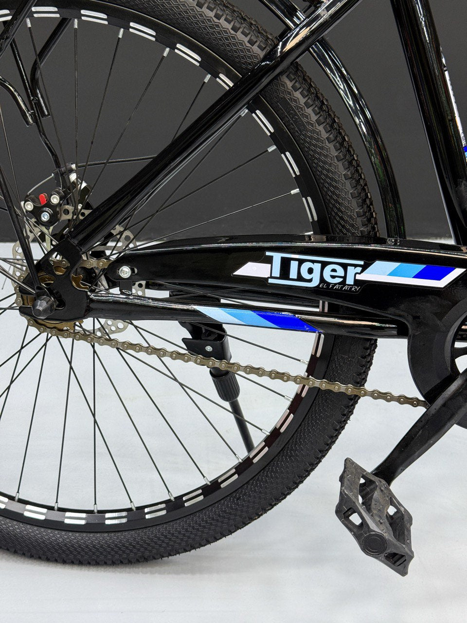 26 Inch Multi-Purpose Bicycle – Disc Brakes – Front Suspension – Front Basket & Rear Carrier – Metal Mudguards – Suitable for 150–180 cm Height Blue