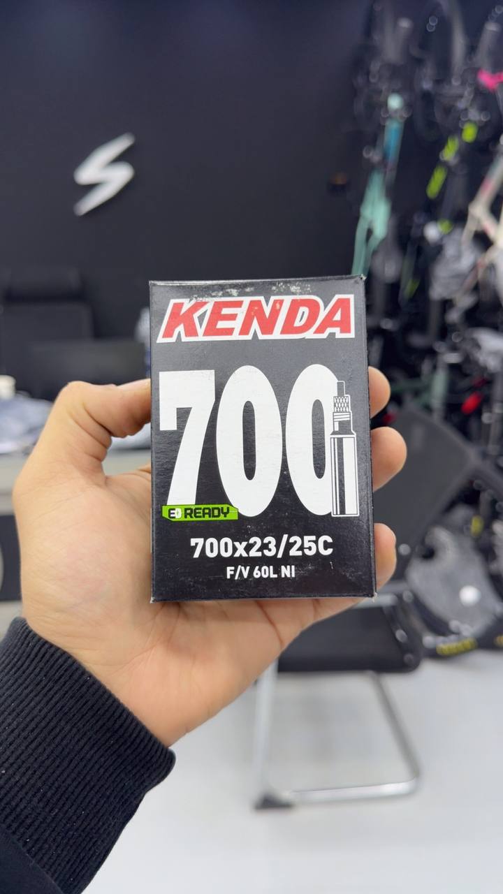 أنبوب داخلي لإطارات الدراجات من KENDA مقاس 700×23/25C مع بلف فرنسي (Presta) بطول 60 مم – صُنع في إندونيسيا