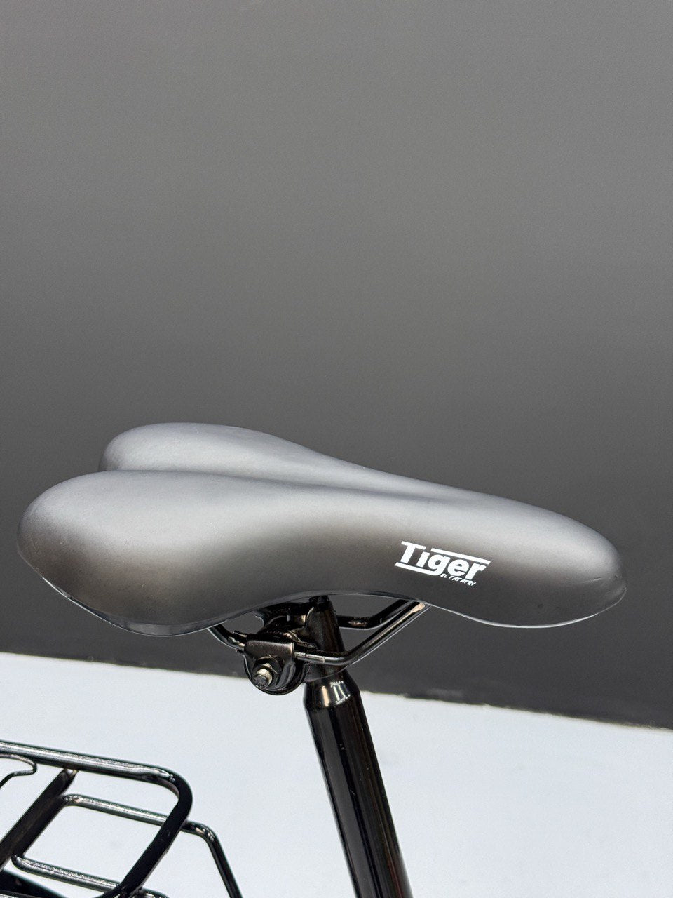 26 Inch Multi-Purpose Bicycle – Disc Brakes – Front Suspension – Front Basket & Rear Carrier – Metal Mudguards – Suitable for 150–180 cm Height Orange