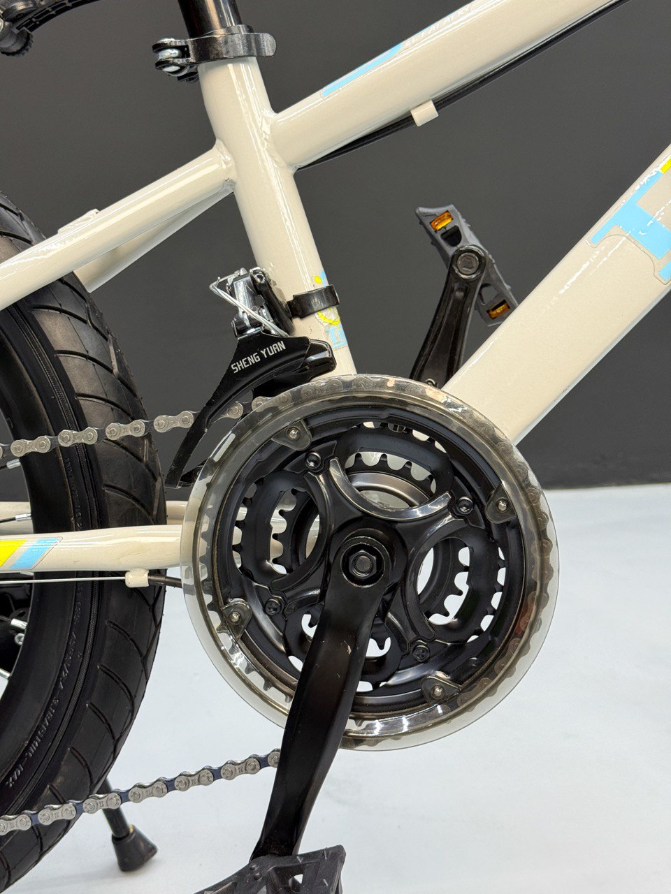 Kids Mountain Bike 20 Inch – 21 Speed – Disc Brakes – Front Suspension – 3.00 Wide Tires – Suitable for Ages 6-12 Silver