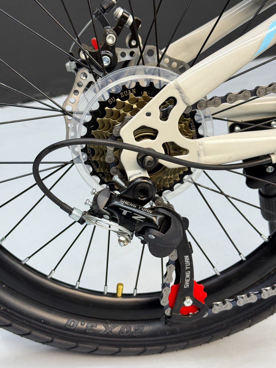 Kids Mountain Bike 20 Inch – 21 Speed – Disc Brakes – Front Suspension – 3.00 Wide Tires – Suitable for Ages 6-12 Silver