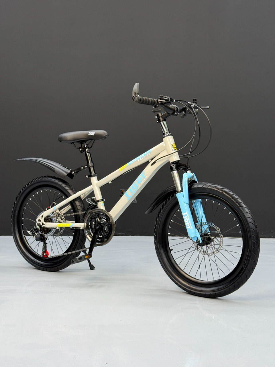 Kids Mountain Bike 20 Inch – 21 Speed – Disc Brakes – Front Suspension – 3.00 Wide Tires – Suitable for Ages 6-12 Silver