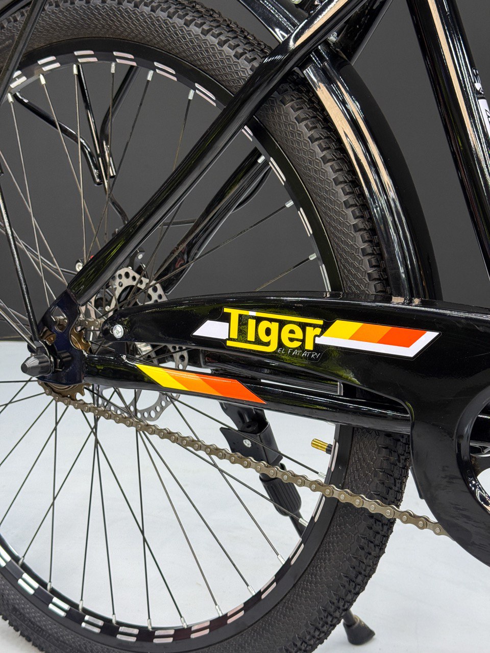 26 Inch Multi-Purpose Bicycle – Disc Brakes – Front Suspension – Front Basket & Rear Carrier – Metal Mudguards – Suitable for 150–180 cm Height Orange