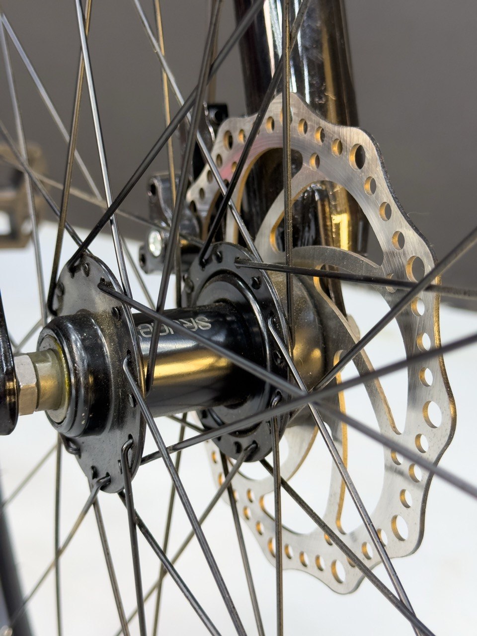 Pioneer 29-inch Bicycle - 21 Speeds - Disc Brakes - Front Suspension - Durable Frame - Internal Cable Routing