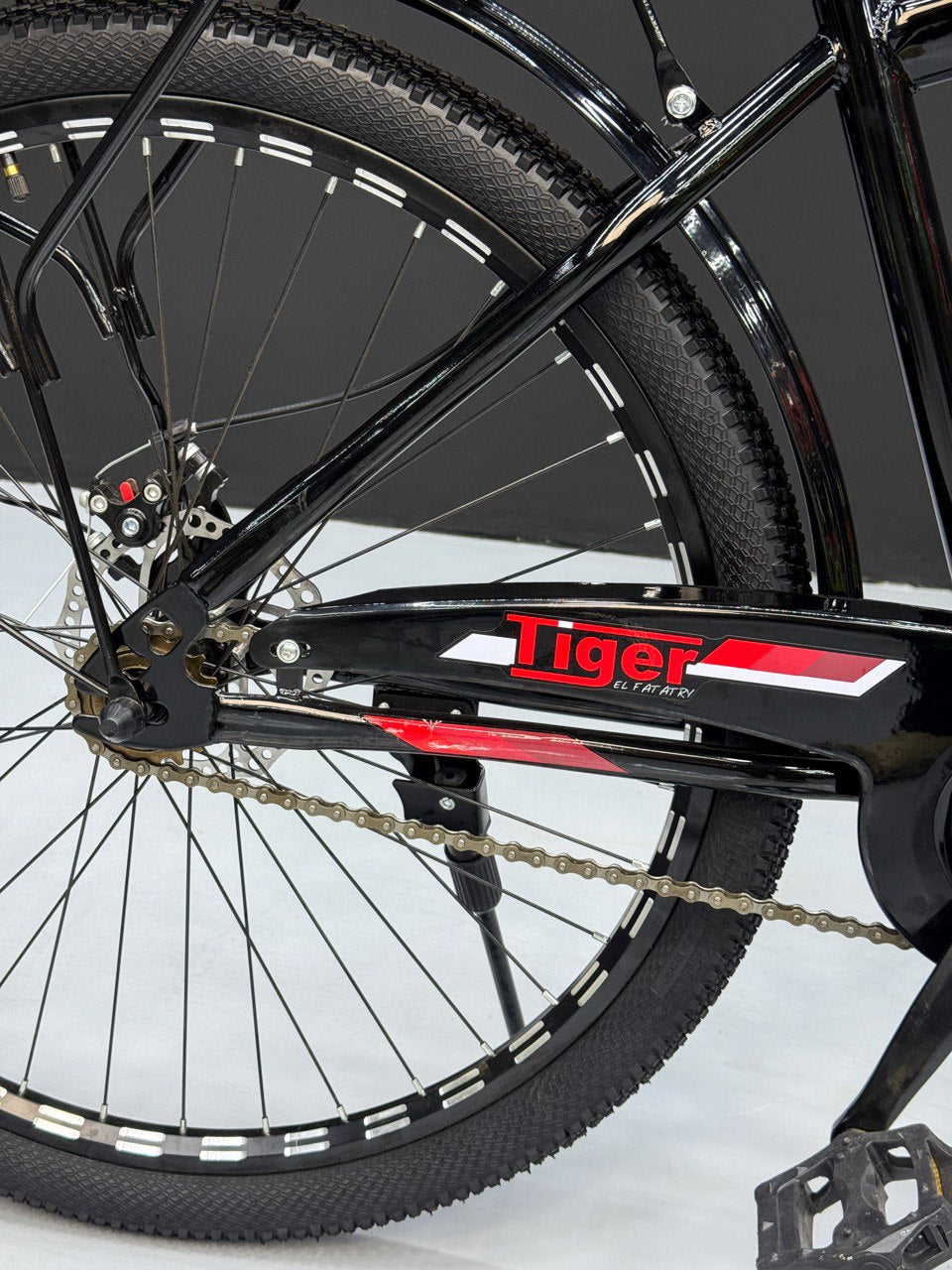 26 Inch Multi-Purpose Bicycle – Disc Brakes – Front Suspension – Front Basket & Rear Carrier – Metal Mudguards – Suitable for 150–180 cm Height Red