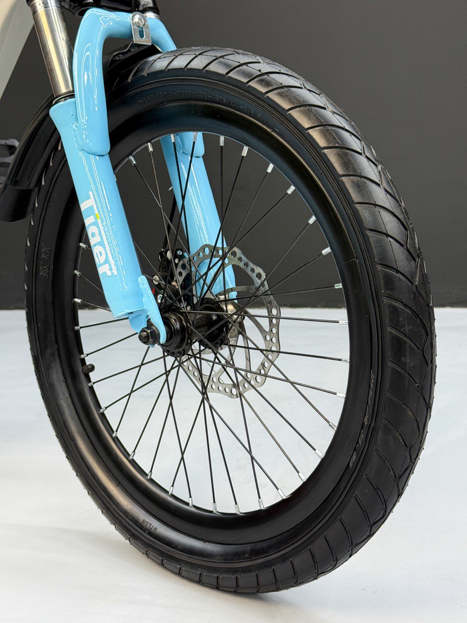 Kids Mountain Bike 20 Inch – 21 Speed – Disc Brakes – Front Suspension – 3.00 Wide Tires – Suitable for Ages 6-12 Silver