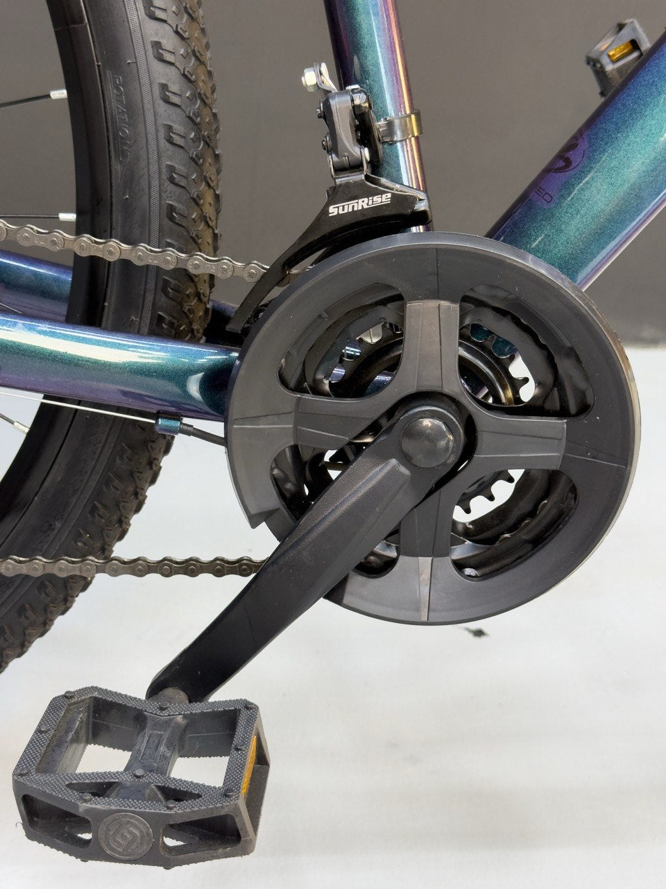 Pioneer 29-inch Bicycle - 21 Speeds - Disc Brakes - Front Suspension - Durable Frame - Internal Cable Routing
