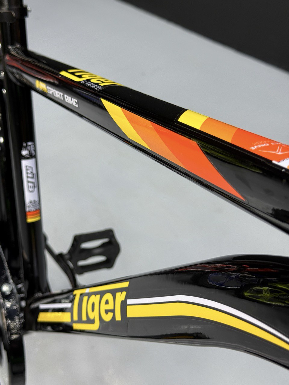 26 Inch Multi-Purpose Bicycle – Disc Brakes – Front Suspension – Front Basket & Rear Carrier – Metal Mudguards – Suitable for 150–180 cm Height Orange