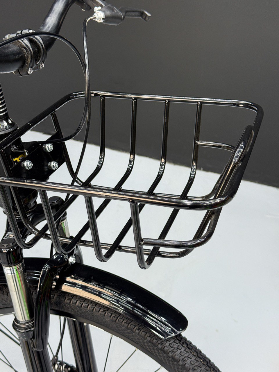 26 Inch Multi-Purpose Bicycle – Disc Brakes – Front Suspension – Front Basket & Rear Carrier – Metal Mudguards – Suitable for 150–180 cm Height Red