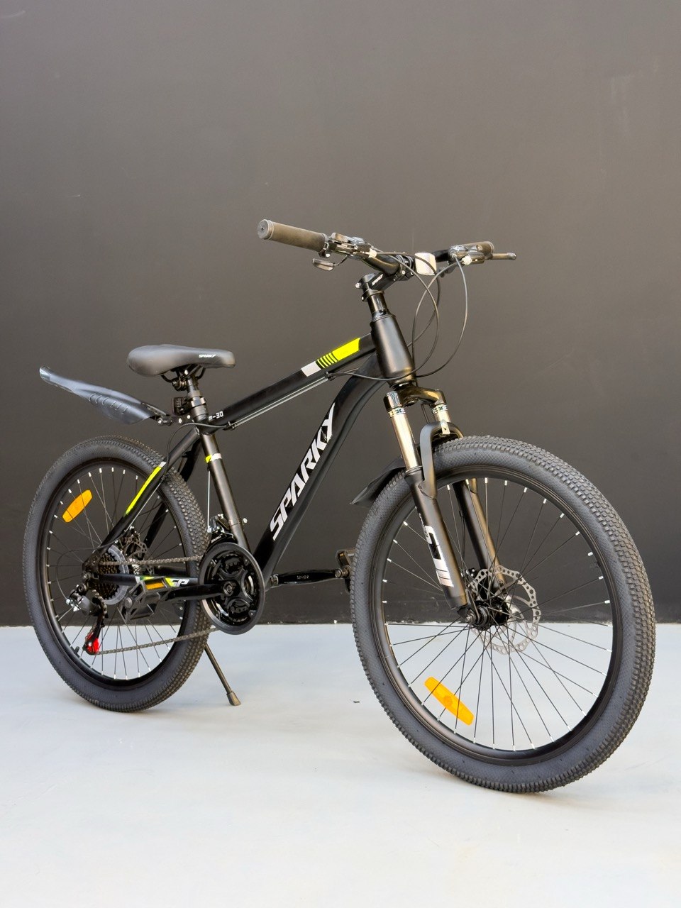 24-inch Mountain Bike - 21 Speeds, Disc Brakes, Front Suspension, Fenders, Quick Release Seat, and High-Quality Tires