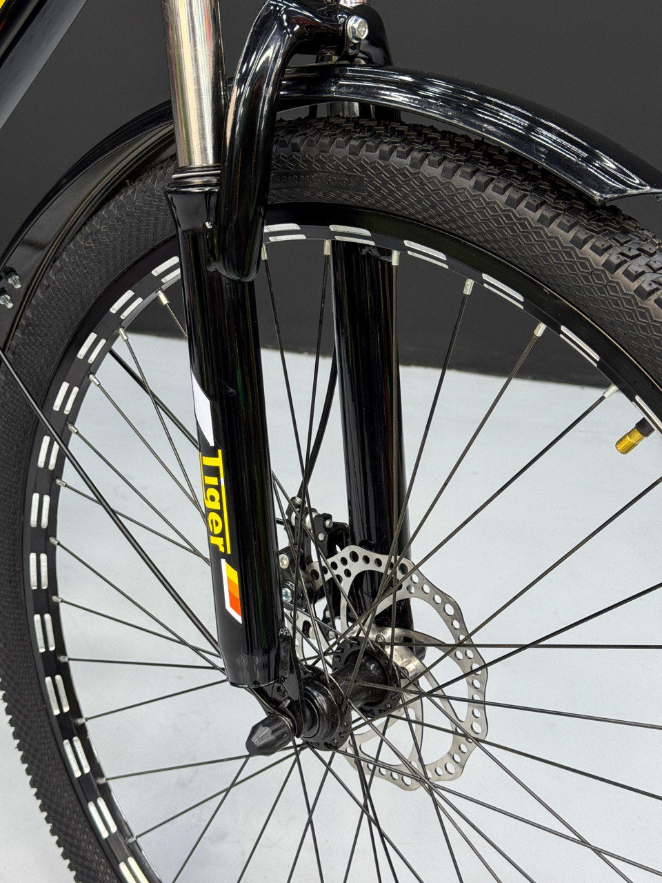 26 Inch Multi-Purpose Bicycle – Disc Brakes – Front Suspension – Front Basket & Rear Carrier – Metal Mudguards – Suitable for 150–180 cm Height Orange