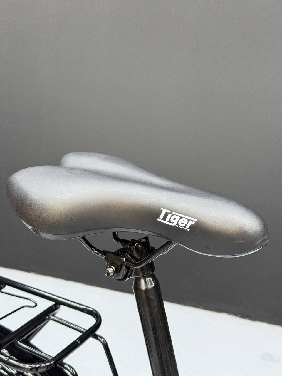 26 Inch Multi-Purpose Bicycle – Disc Brakes – Front Suspension – Front Basket & Rear Carrier – Metal Mudguards – Suitable for 150–180 cm Height Blue