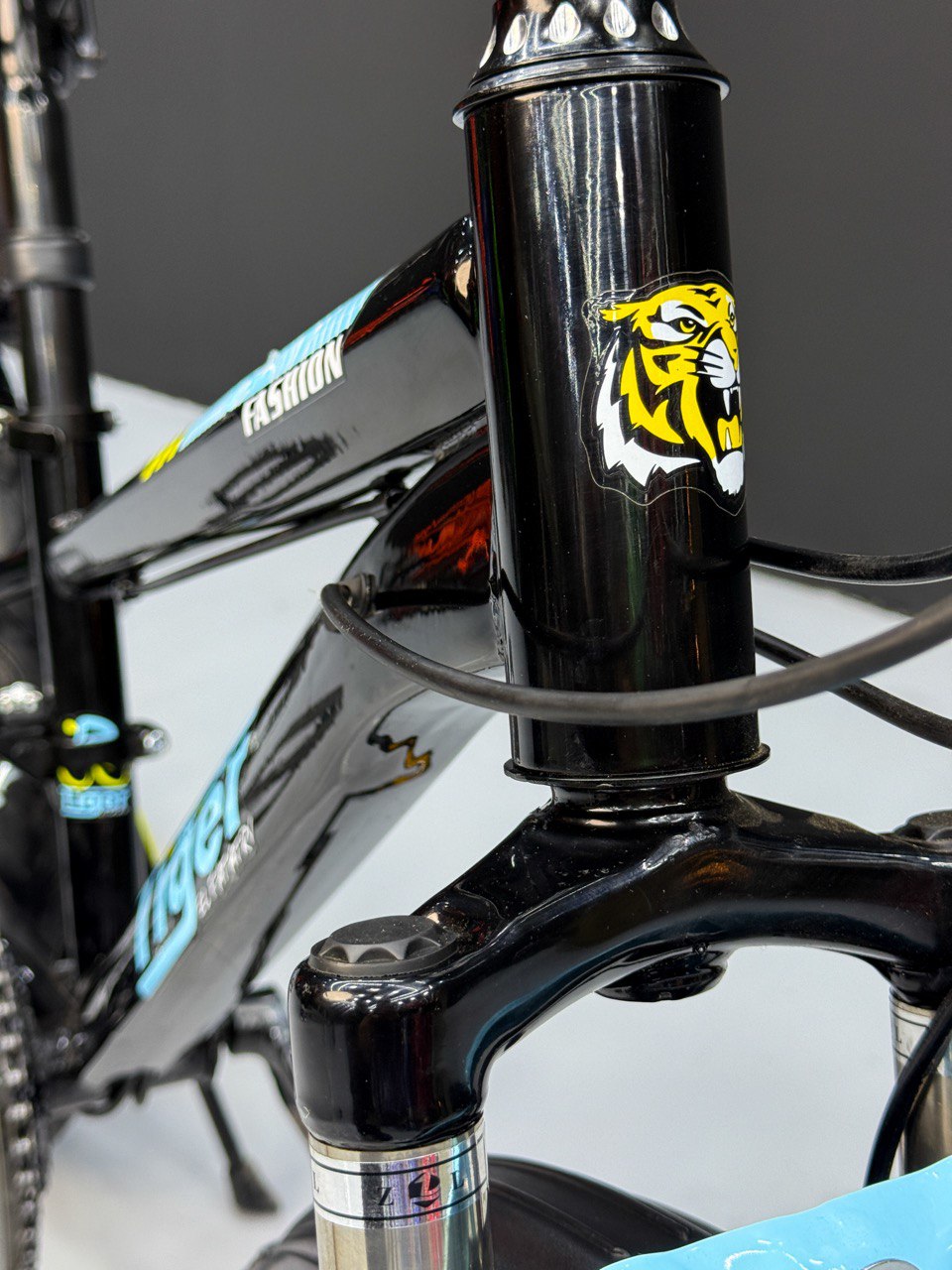 Kids Mountain Bike 20 Inch – 21 Speed – Disc Brakes – Front Suspension – 3.00 Wide Tires – Suitable for Ages 6-12 Black