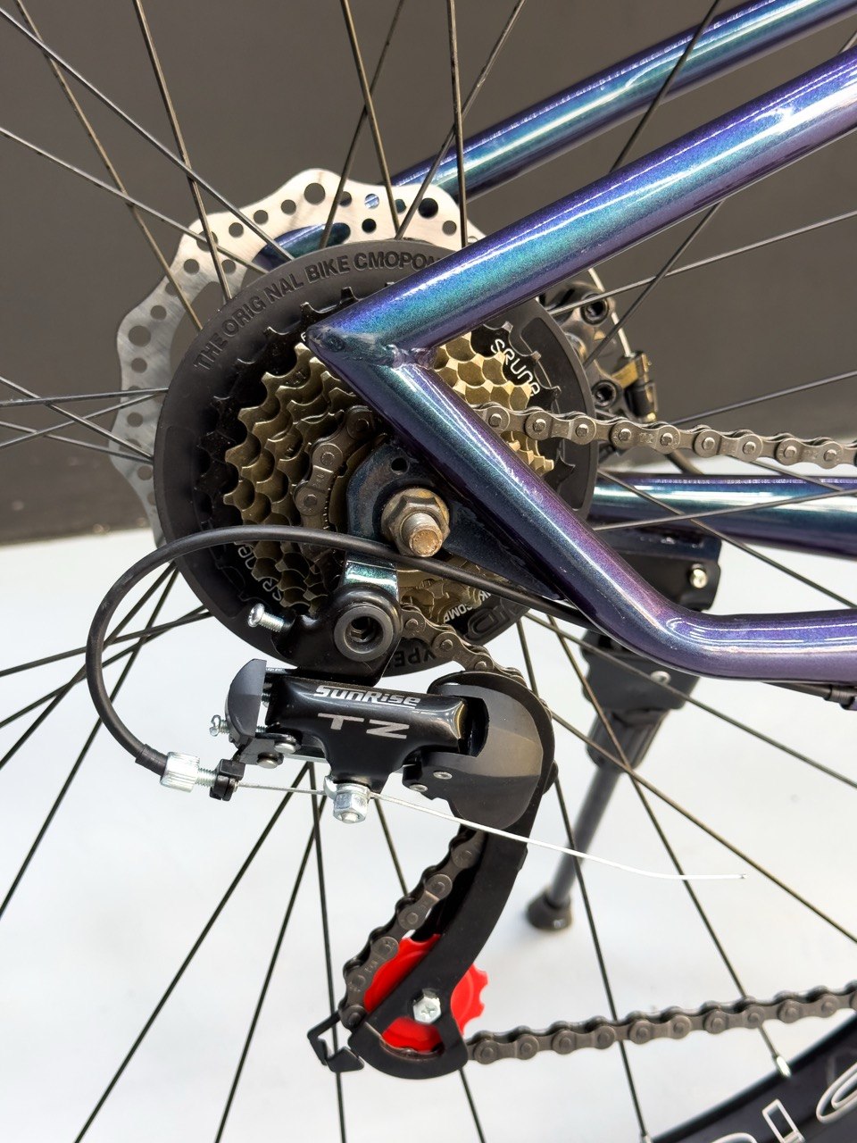Pioneer 29-inch Bicycle - 21 Speeds - Disc Brakes - Front Suspension - Durable Frame - Internal Cable Routing