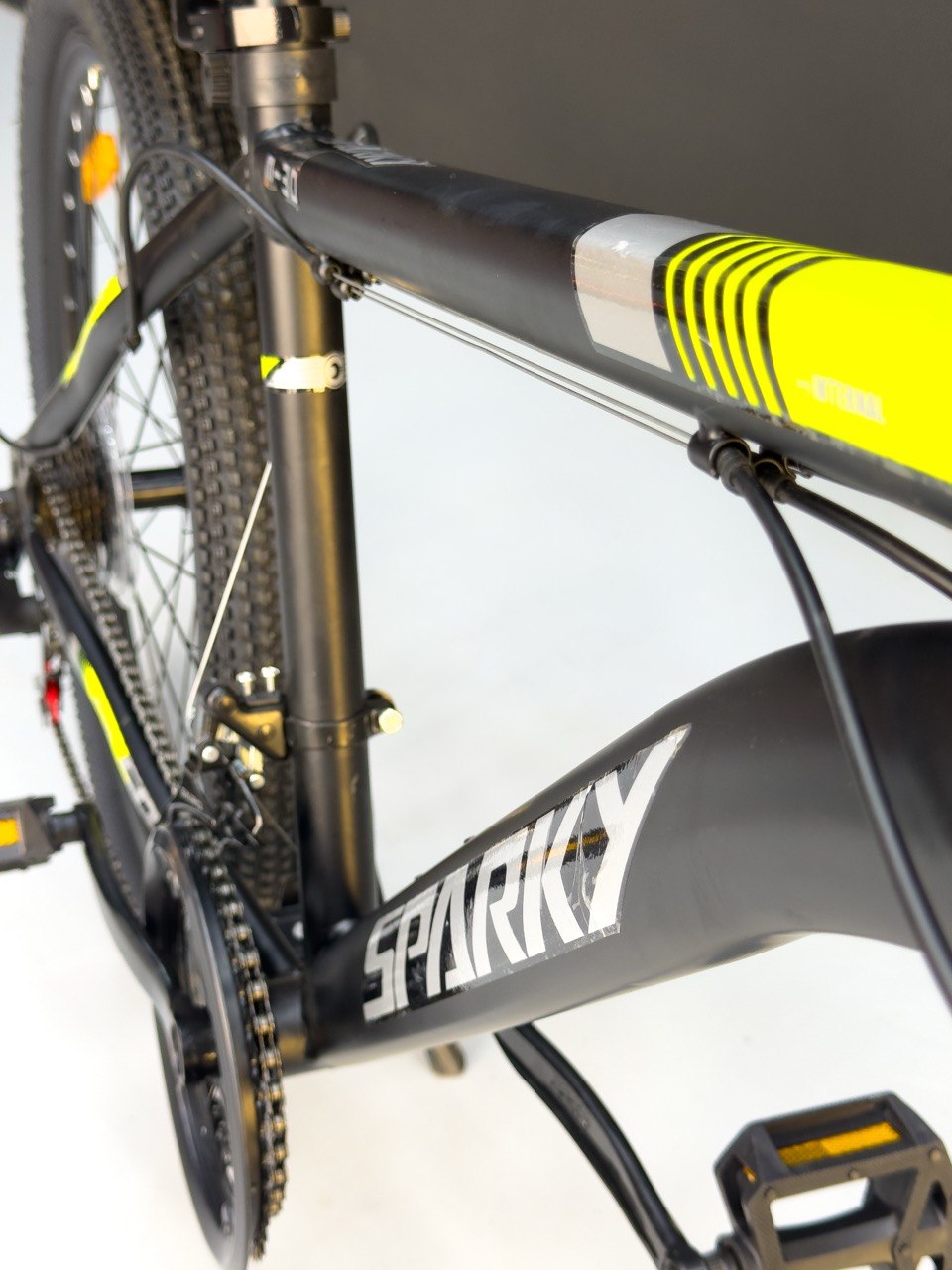 24-inch Mountain Bike - 21 Speeds, Disc Brakes, Front Suspension, Fenders, Quick Release Seat, and High-Quality Tires