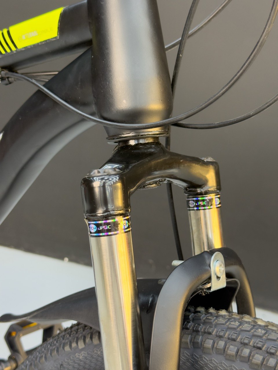 24-inch Mountain Bike - 21 Speeds, Disc Brakes, Front Suspension, Fenders, Quick Release Seat, and High-Quality Tires