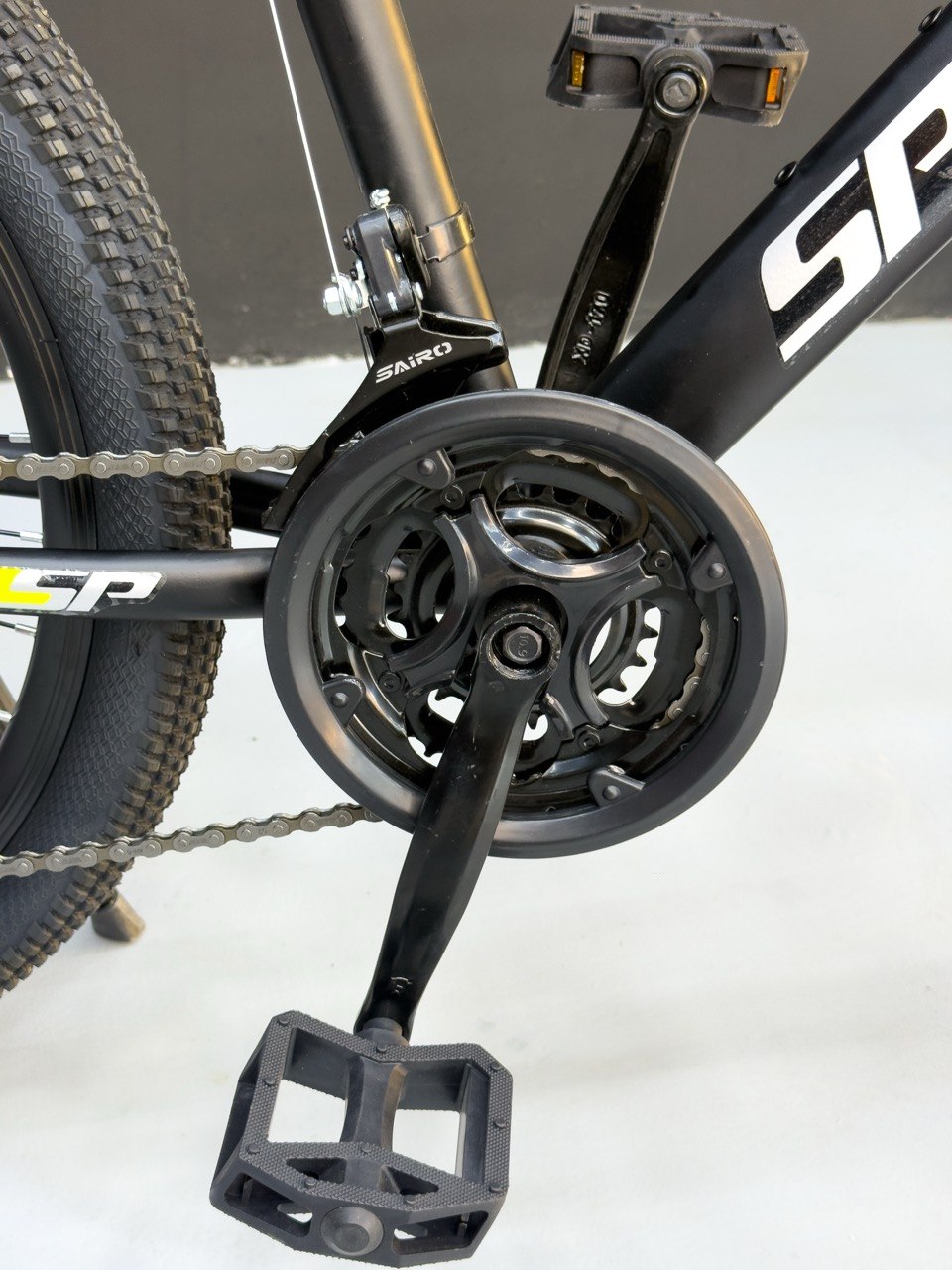 24-inch Mountain Bike - 21 Speeds, Disc Brakes, Front Suspension, Fenders, Quick Release Seat, and High-Quality Tires