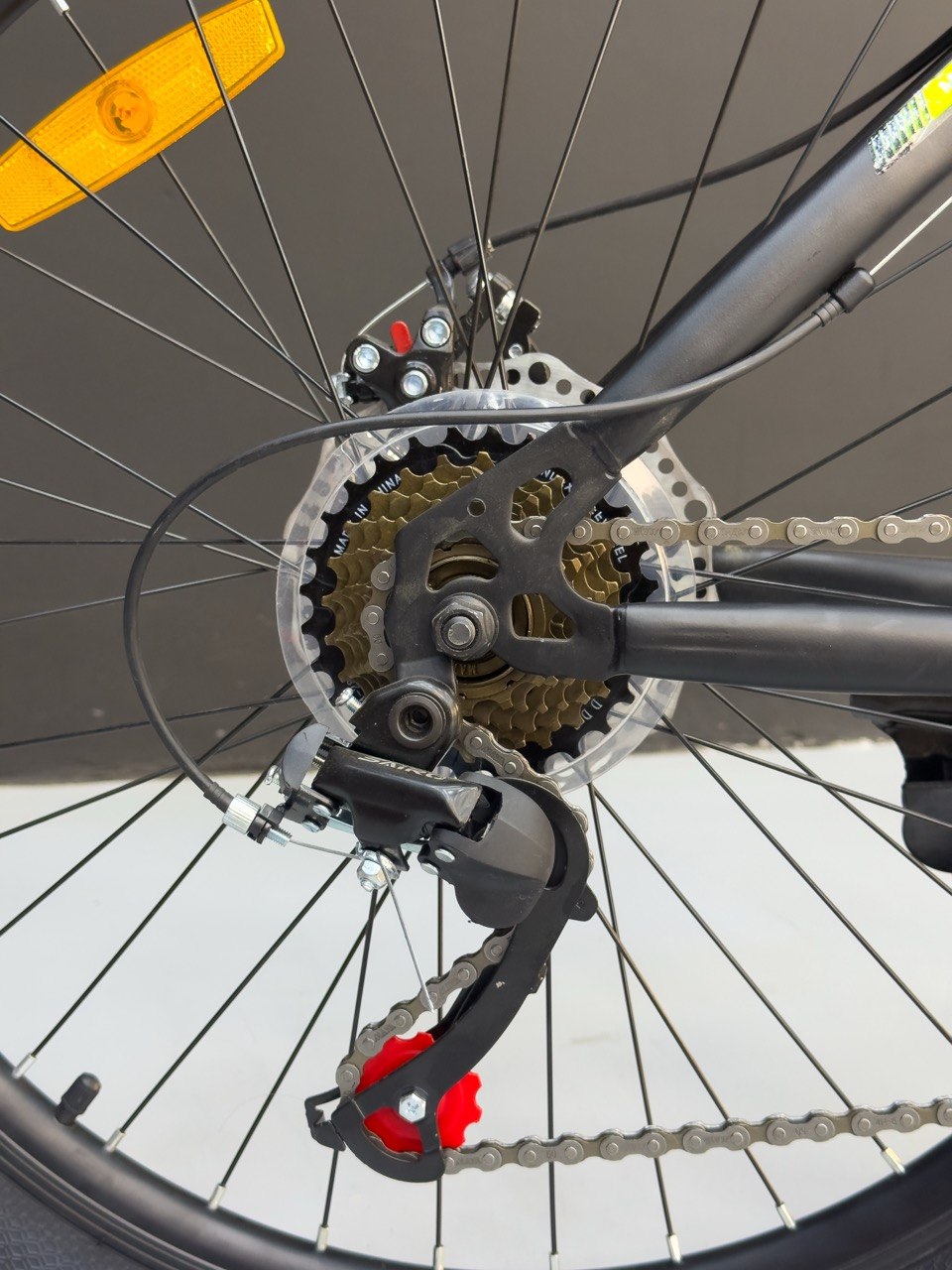 24-inch Mountain Bike - 21 Speeds, Disc Brakes, Front Suspension, Fenders, Quick Release Seat, and High-Quality Tires