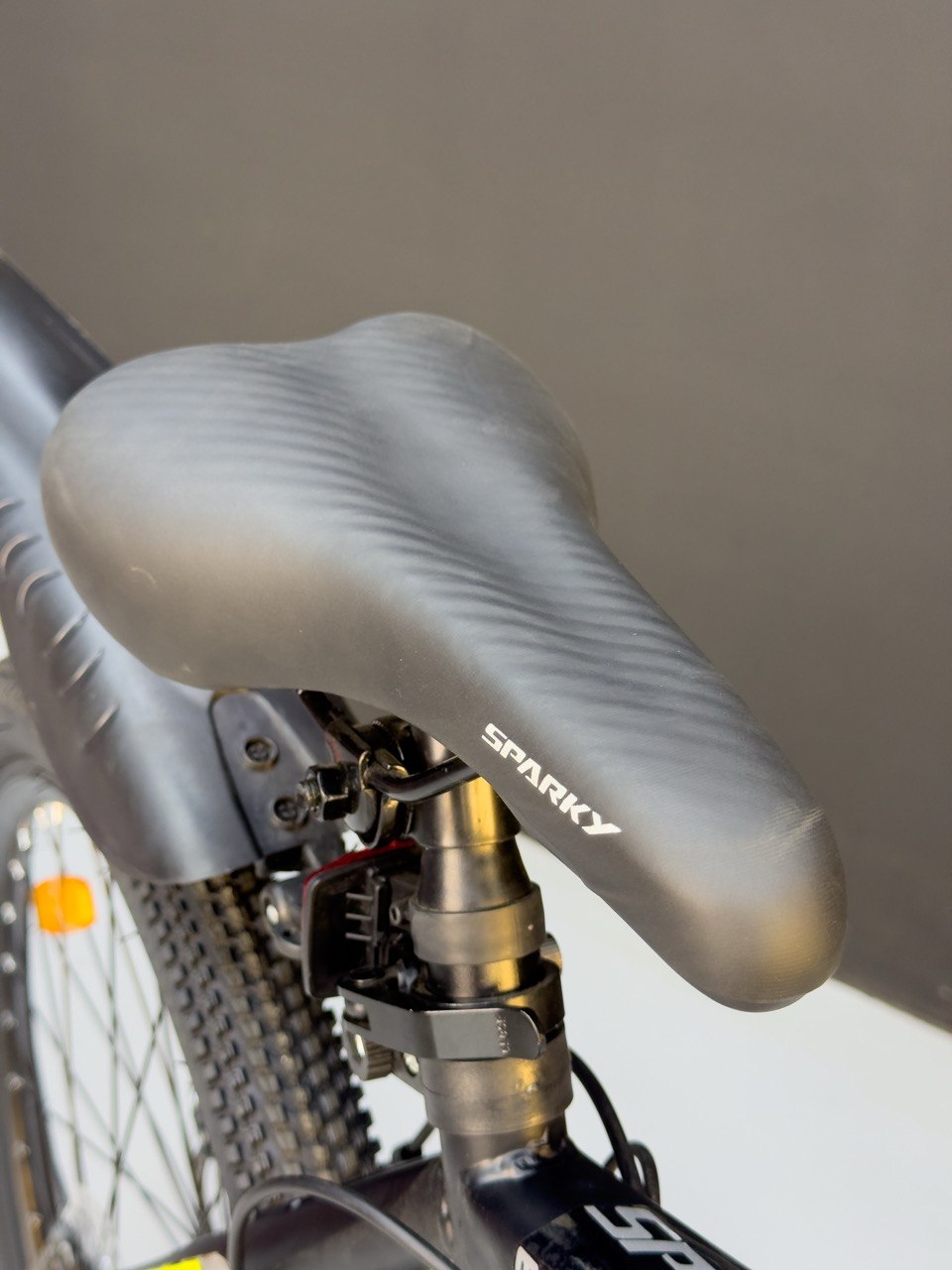 24-inch Mountain Bike - 21 Speeds, Disc Brakes, Front Suspension, Fenders, Quick Release Seat, and High-Quality Tires