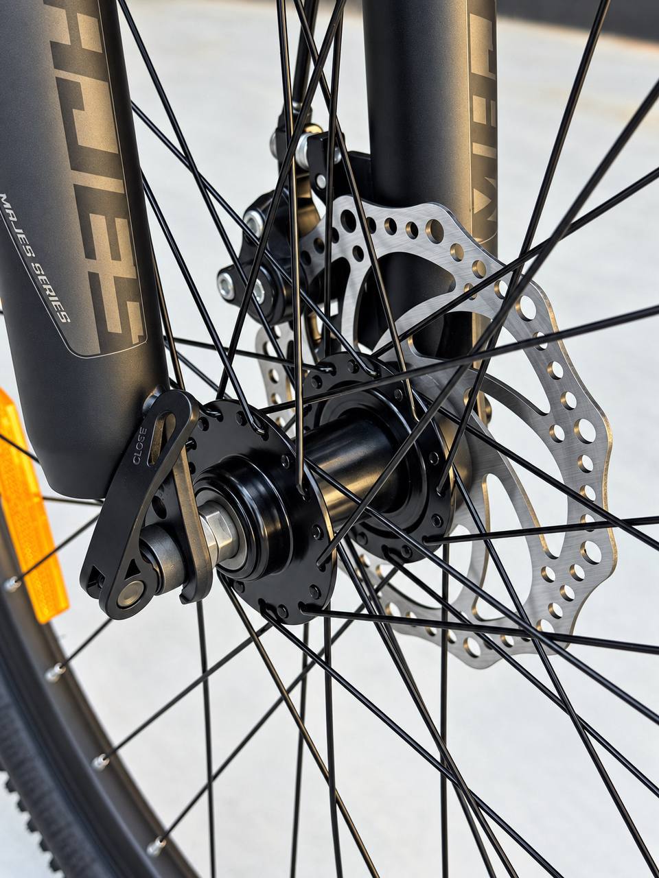 دراجة جبلية Trinx M007 مقاس 26 بوصة، إطار ألمنيوم، ناقل حركة Shimano بسرعة 21 سرعة، نظام تعليق أمامي قابل للقفل، فرامل قرص ميكانيكية 160 مم