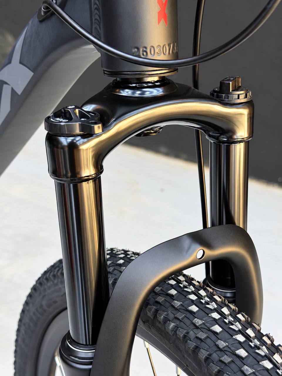 دراجة جبلية Trinx M007 مقاس 26 بوصة، إطار ألمنيوم، ناقل حركة Shimano بسرعة 21 سرعة، نظام تعليق أمامي قابل للقفل، فرامل قرص ميكانيكية 160 مم