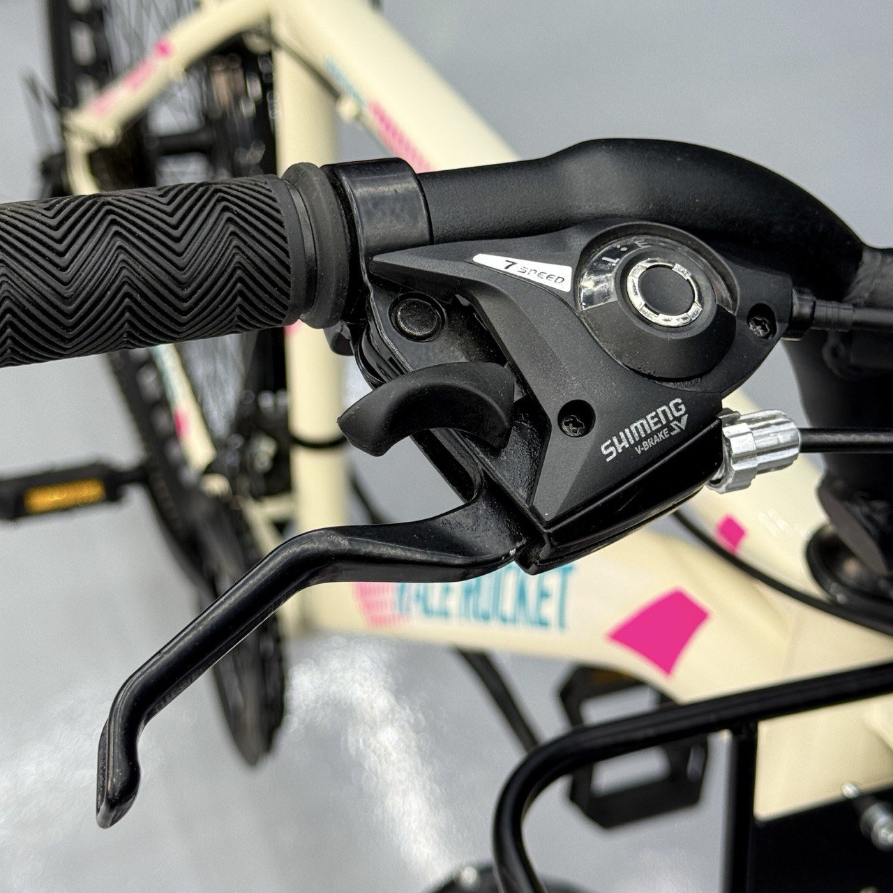 Race Rocket 26" Mountain & City Bike – 21 Speeds, Front Suspension, Disc Brakes – White & Pink (Fits 150cm to 180cm)