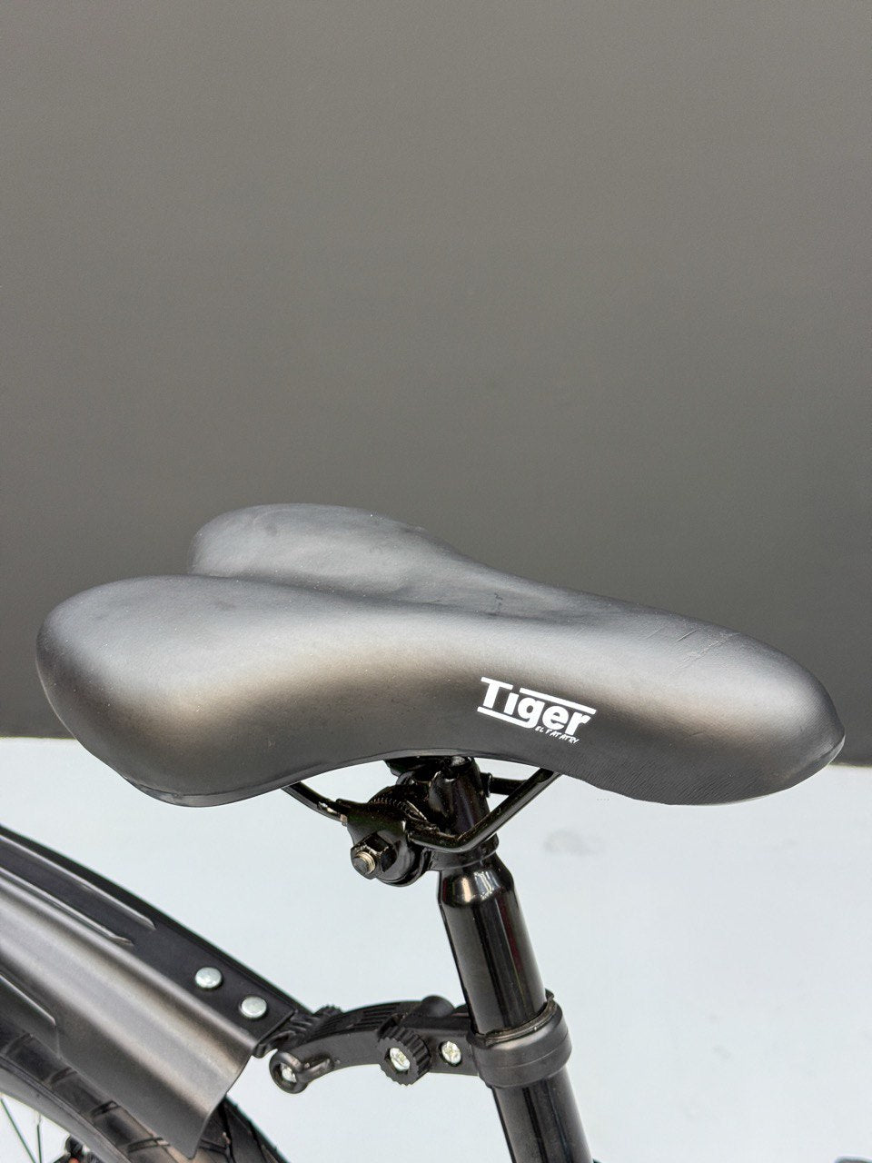 Kids Mountain Bike 20 Inch – 21 Speed – Disc Brakes – Front Suspension – 3.00 Wide Tires – Suitable for Ages 6-12 Blue