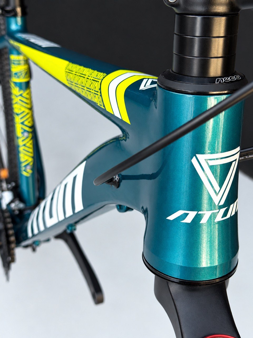 Atum Alpha 29 Mountain Bike – Aluminum Frame, 27-Speed Shimano, Hydraulic Disc Brakes