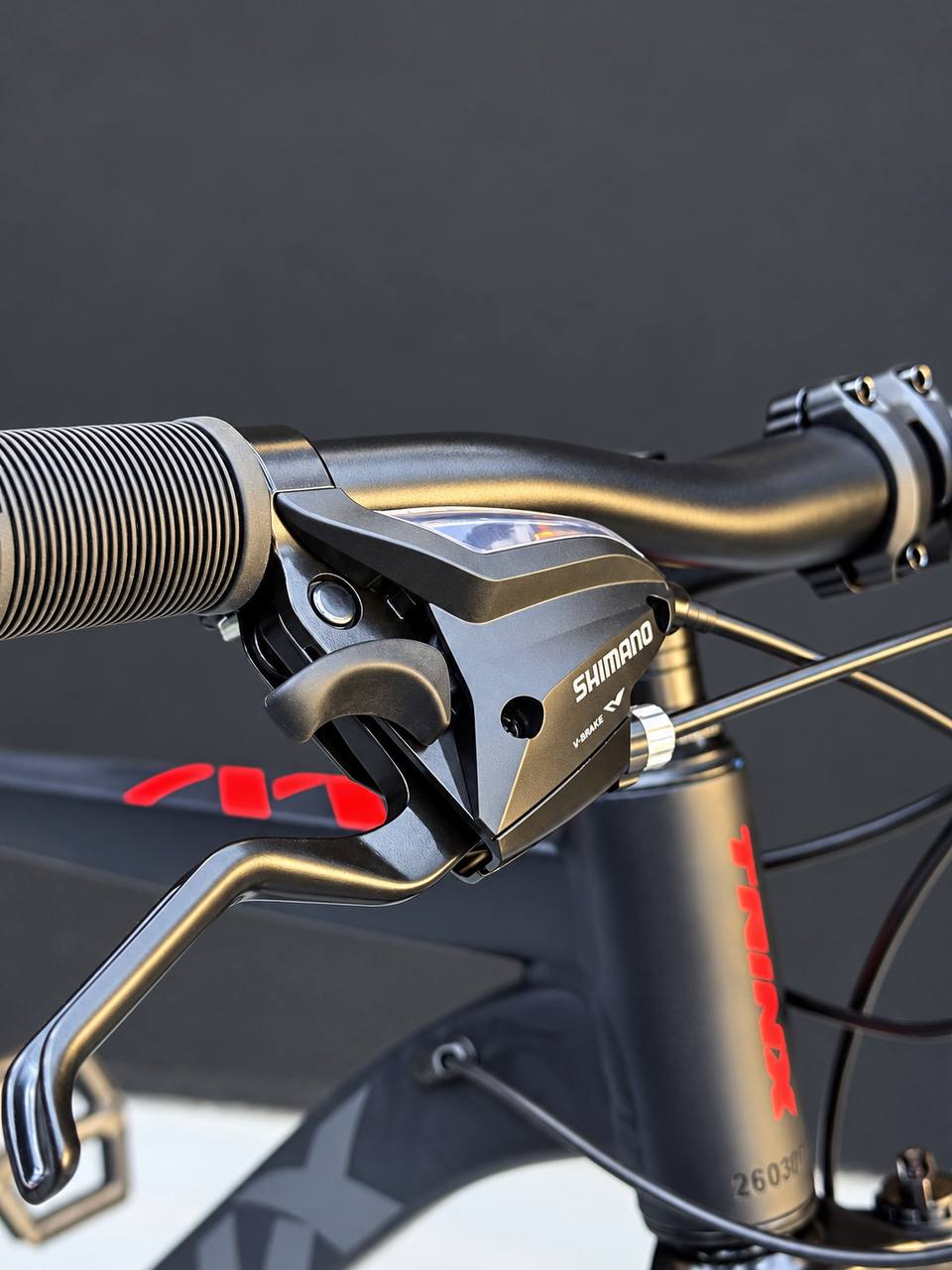 دراجة جبلية Trinx M007 مقاس 26 بوصة، إطار ألمنيوم، ناقل حركة Shimano بسرعة 21 سرعة، نظام تعليق أمامي قابل للقفل، فرامل قرص ميكانيكية 160 مم