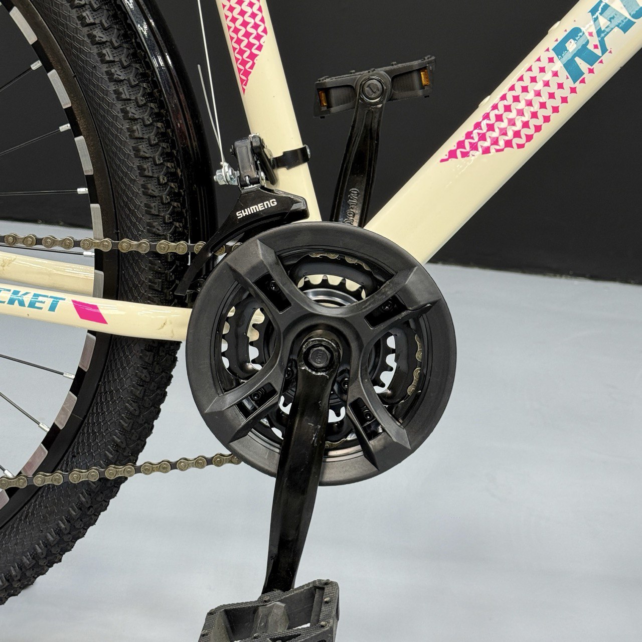 Race Rocket 26" Mountain & City Bike – 21 Speeds, Front Suspension, Disc Brakes – White & Pink (Fits 150cm to 180cm)