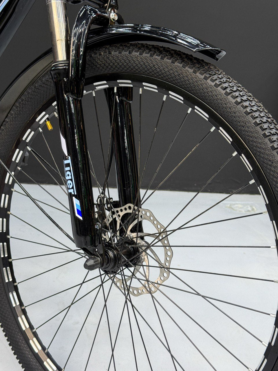 26 Inch Multi-Purpose Bicycle – Disc Brakes – Front Suspension – Front Basket & Rear Carrier – Metal Mudguards – Suitable for 150–180 cm Height Blue