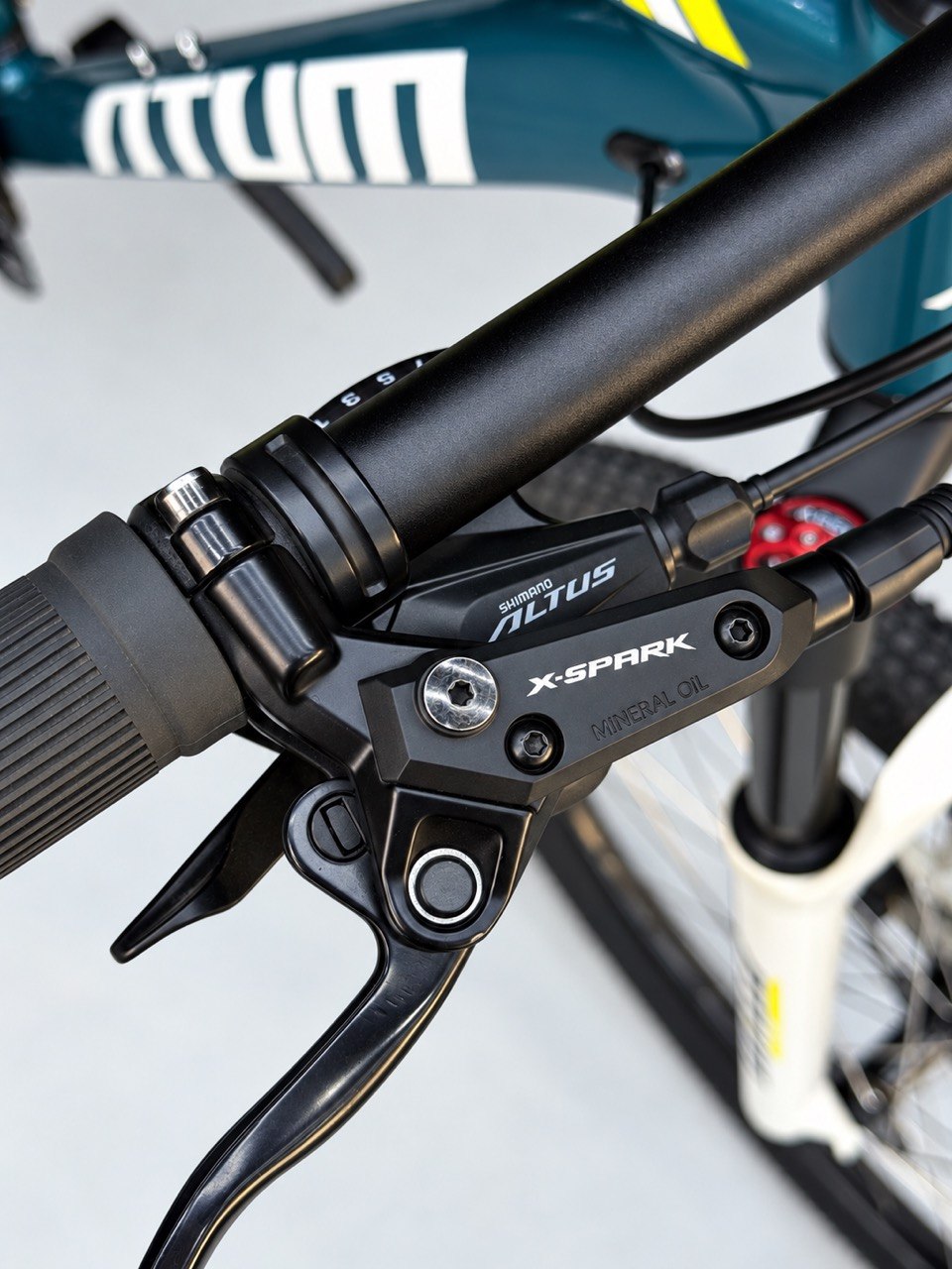 Atum Alpha 29 Mountain Bike – Aluminum Frame, 27-Speed Shimano, Hydraulic Disc Brakes
