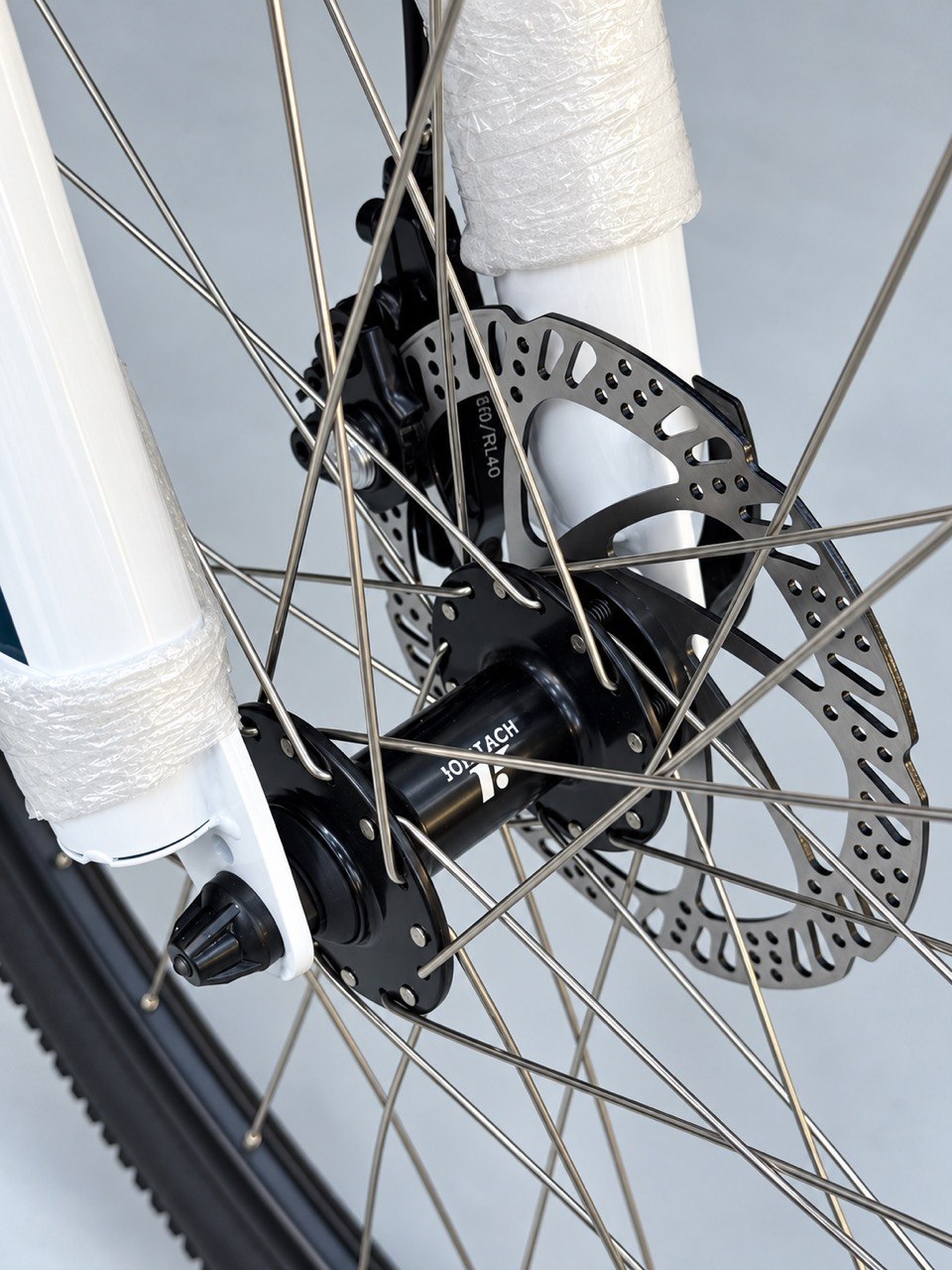 Professional 29” Mountain Bike – Alloy 6061 Frame, Shimano 24-Speed, Tektro Hydraulic Brakes