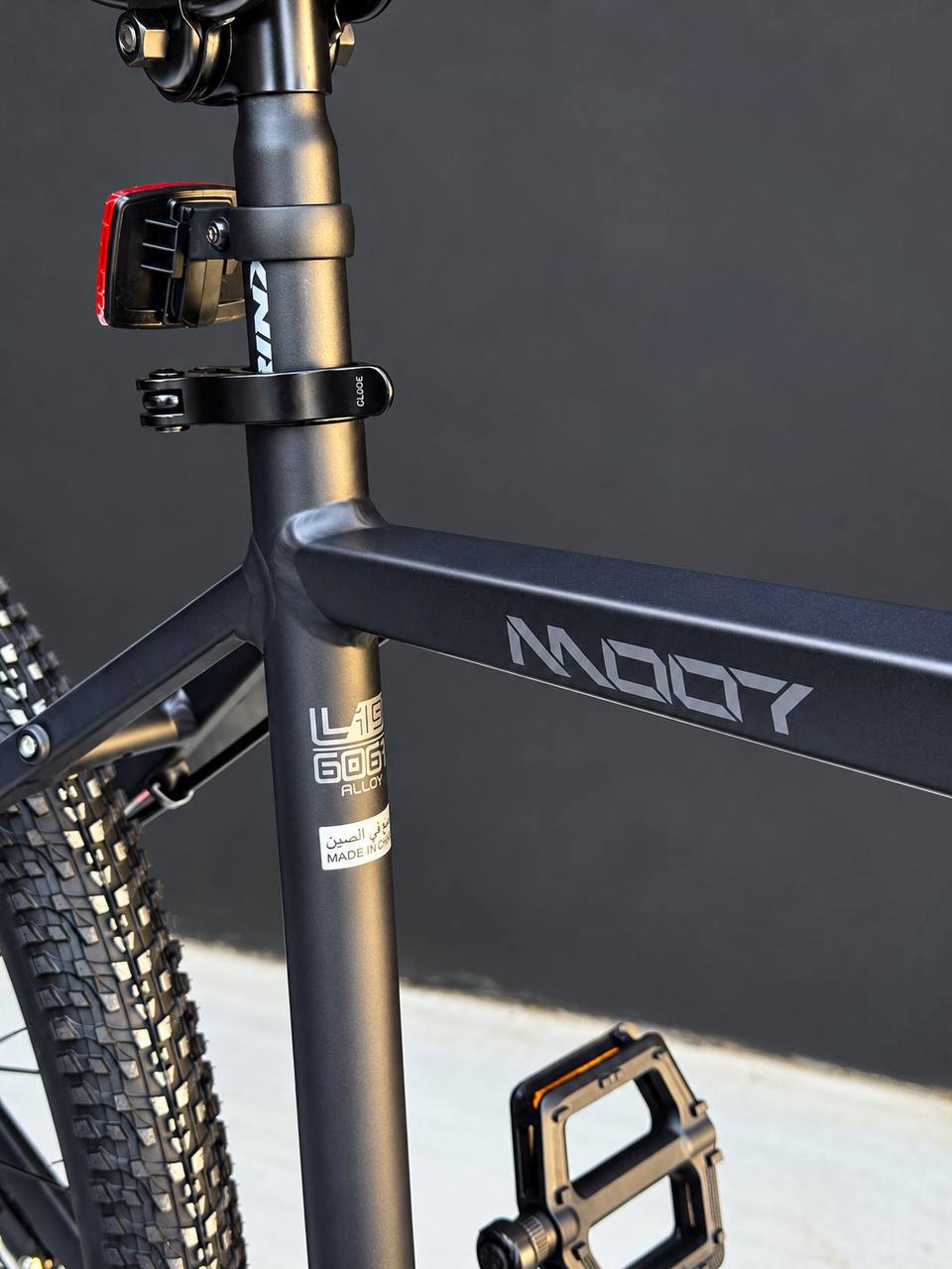 دراجة جبلية Trinx M007 مقاس 26 بوصة، إطار ألمنيوم، ناقل حركة Shimano بسرعة 21 سرعة، نظام تعليق أمامي قابل للقفل، فرامل قرص ميكانيكية 160 مم