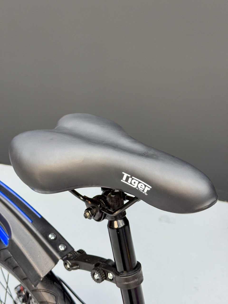 Kids Mountain Bike 20 Inch – 21 Speed – Disc Brakes – Front Suspension – 3.00 Wide Tires – Suitable for Ages 6-12 Red